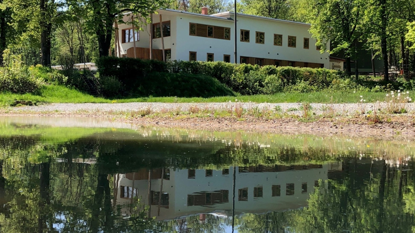 Der Teich vor der Waldvilla im forum natura Jena